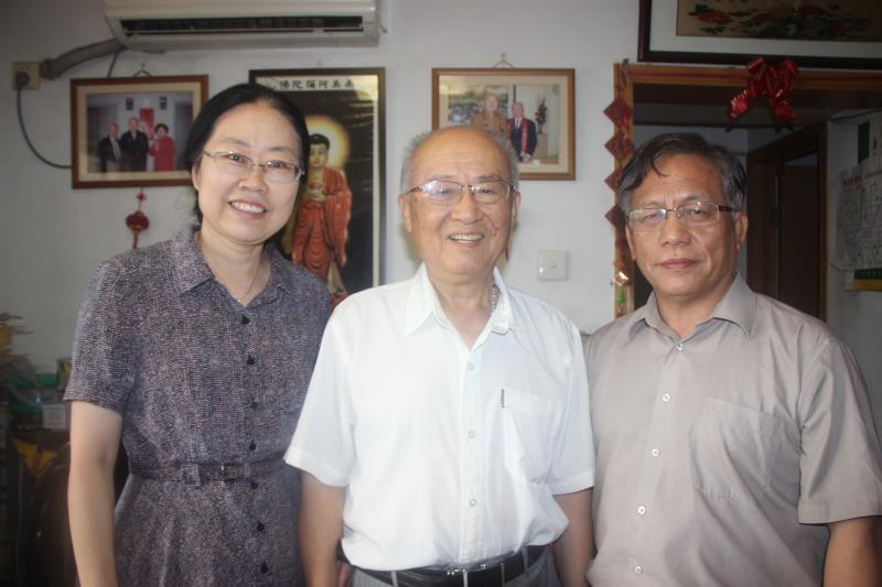 校领导在教师节前夕走访慰问我校老教师代表